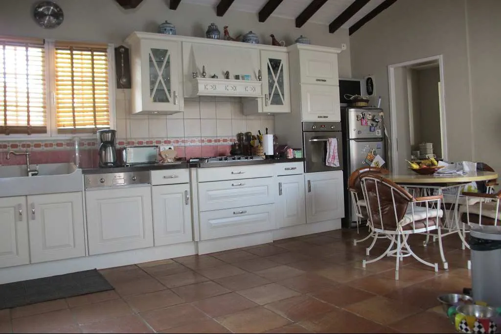 Kitchen - Spacious House with Pool in Toulouse