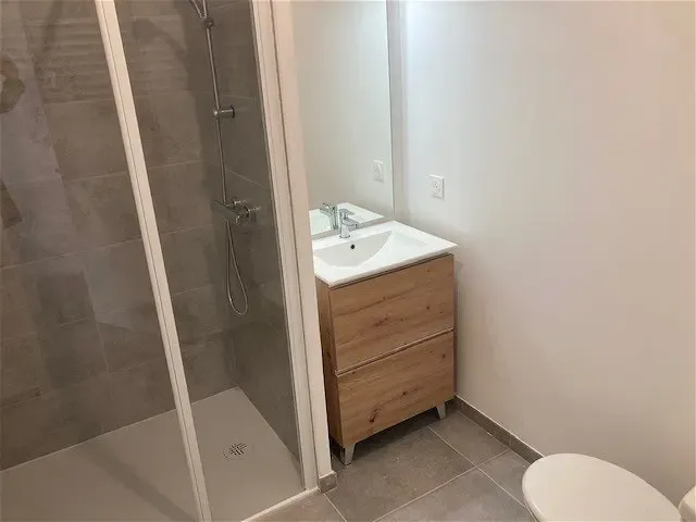Salles de bain - Appartement Neuf avec Parking à Caen