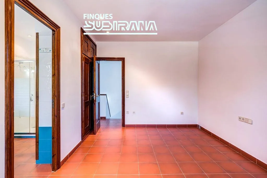 Entrée - Restored Farmhouse with Pool in Igualada
