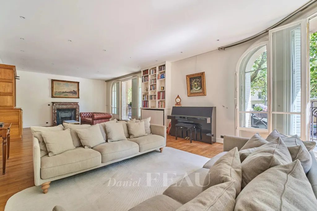 Living Room - Luxury Corner Apartment with View in Paris 7th