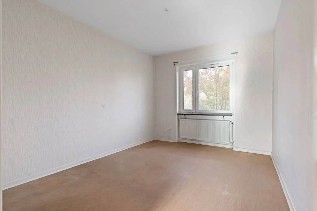 Toad - Renovation Opportunity: 3rd Floor Flat with Balcony in Central Area