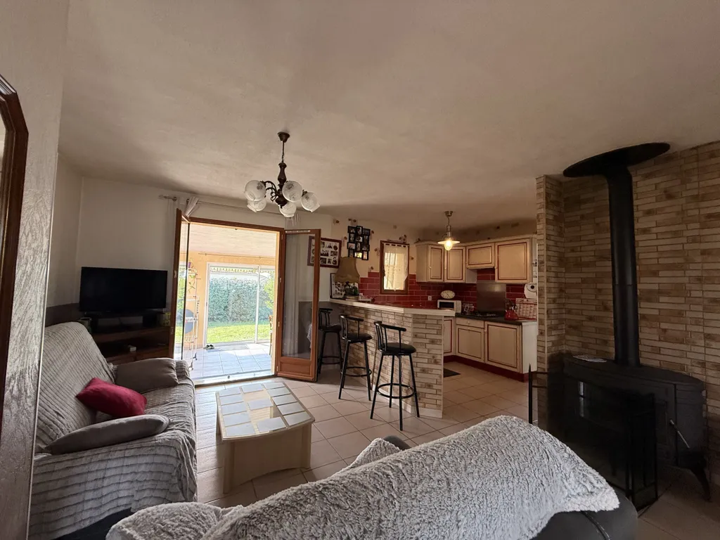 Séjour - Maison Individuelle avec Grand Terrain Clôturé