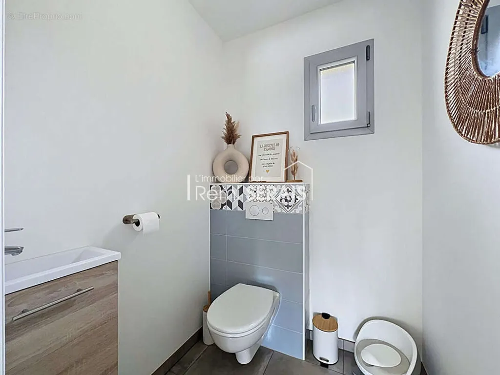 Salles de bain - Maison Récemment Construite avec Terrasse à Domfront