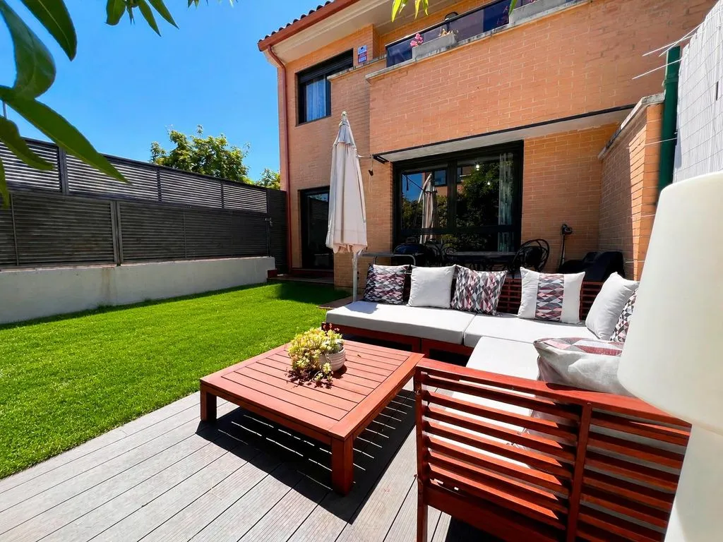 Aed - Terraced House with Pool in Hospital