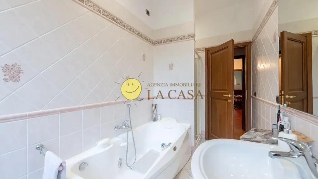 Bagni - Villa bifamiliare con piscina a Figline e Incisa Valdarno