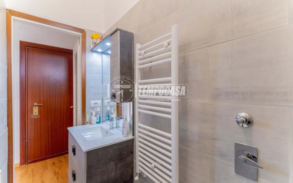 Vannitoad - Brightly Lit Two-Bedroom in Novate Milanese