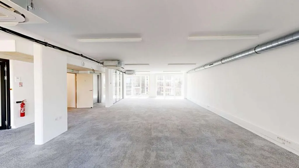 Kabinet - Office Building with Terraces in Vanves
