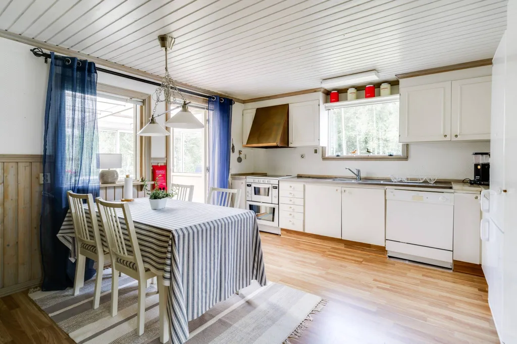 Söögituba - Charming Cottage with Lake View in Örebro