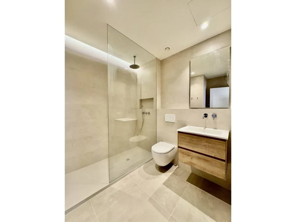 Bathrooms - Modern Flat with Balcony in Pere Garau
