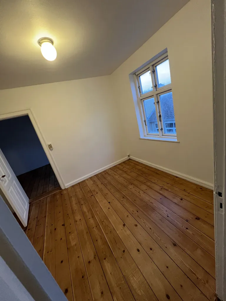 Rooms - 5-Bedroom City Centre Flat with Balcony