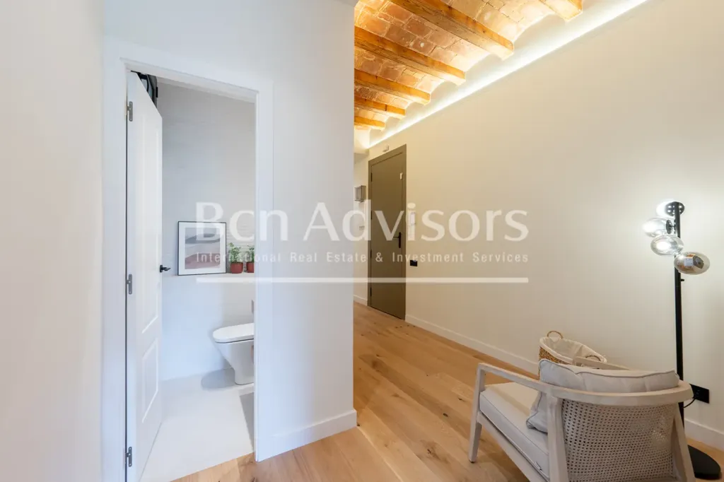 Esik - Refurbished Apartment with Original Features in Eixample