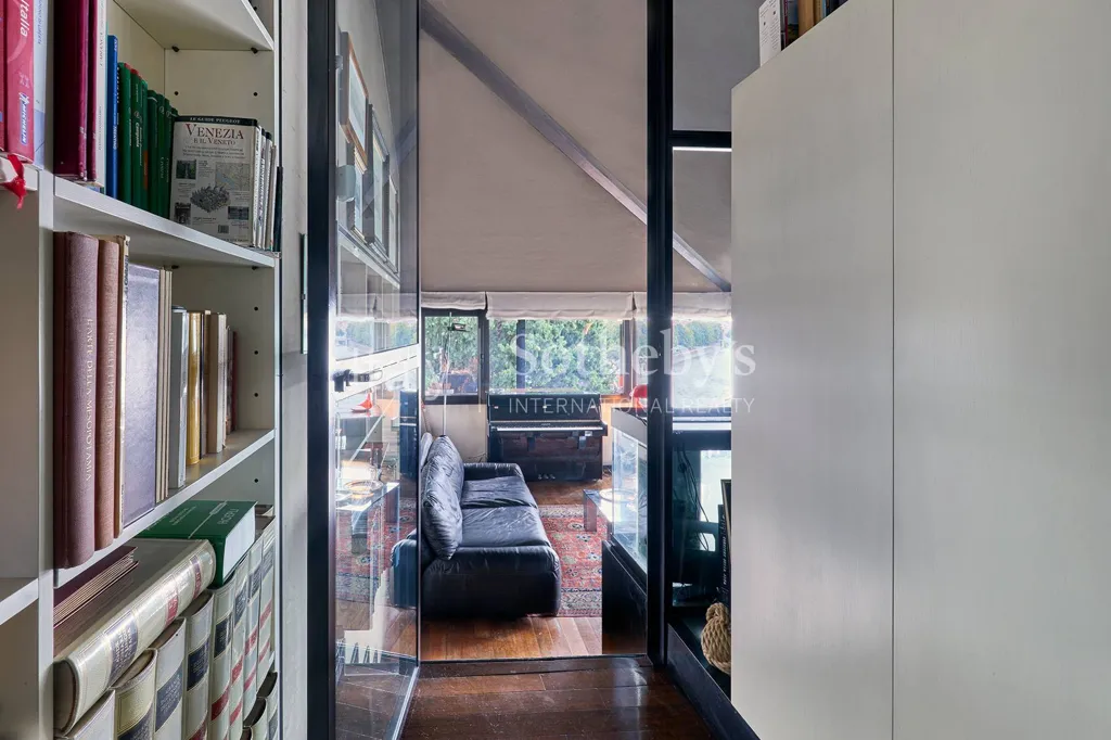 Bureau - Luxury Penthouse with River View in Verona