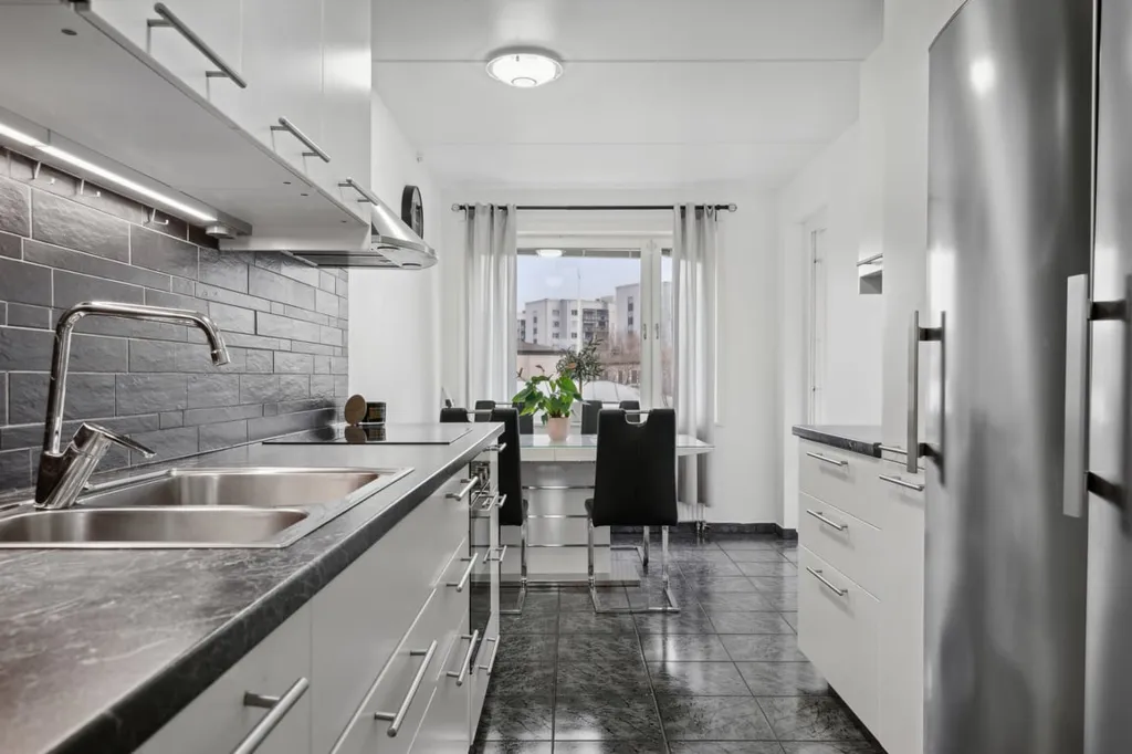 Köök - Modern Corner Apartment with Glass Balcony in Helsingborg