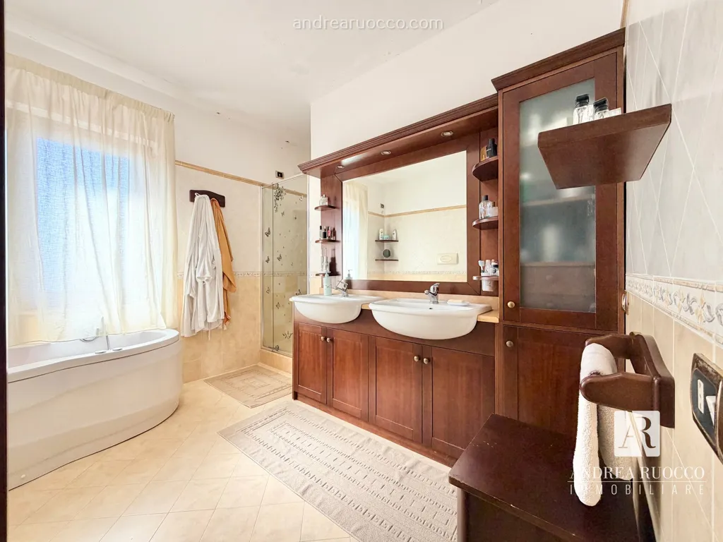 Salles de bain - Semi-Detached Villa with Office in Paestum