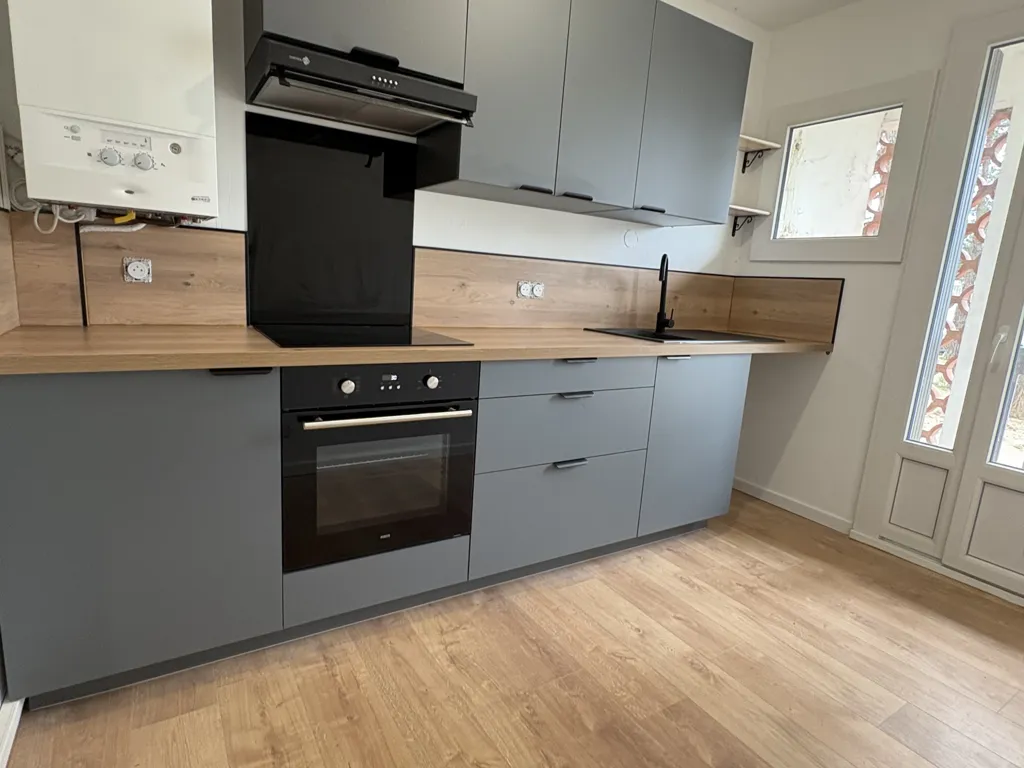 Cucina - Fully Renovated 3-Bed Flat with Balcony