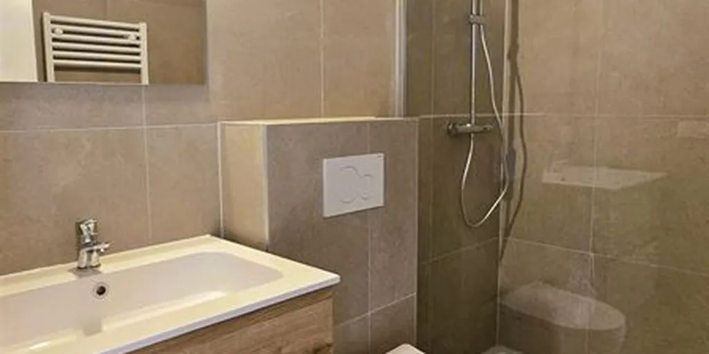 Salles de bain - Appartement Rénové avec Terrasse à Itegem