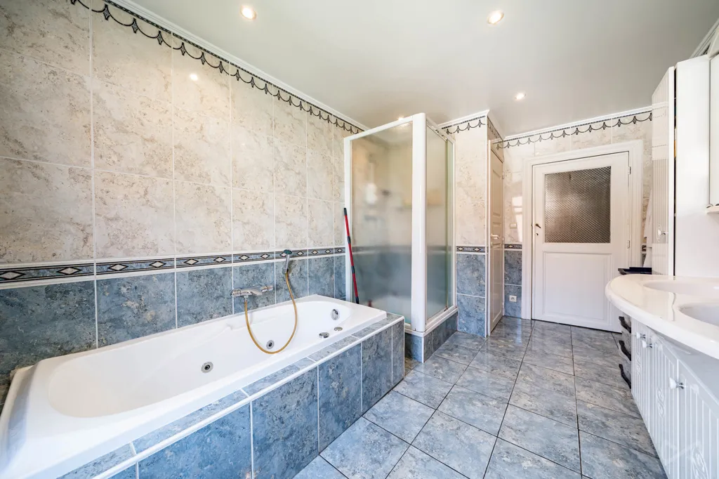 Salles de bain - Maison Familiale de 4 Chambres avec Jardin à Forest