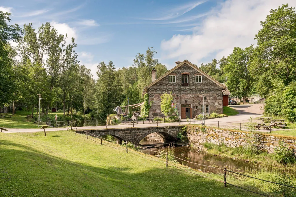 Aed - Multi-Use Property with Historic Charm in Borgvik