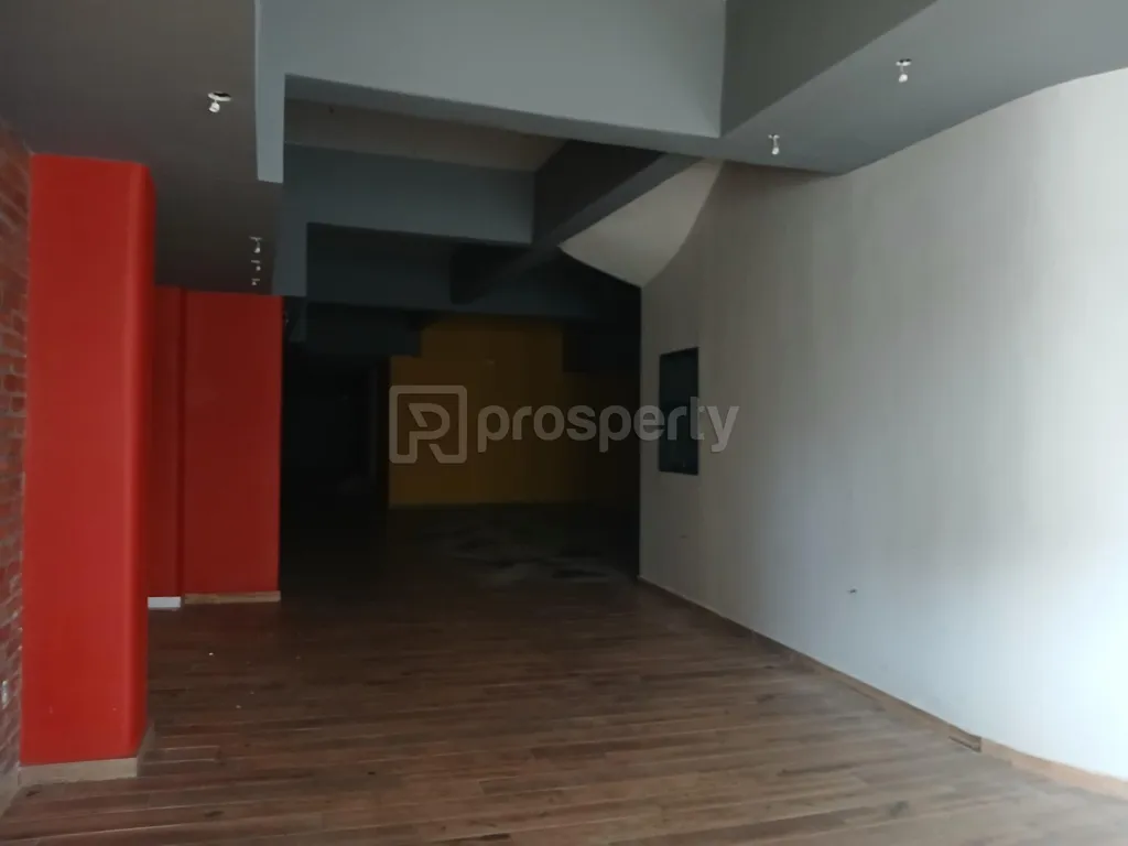Esik - Commercial Space with City View in Patra