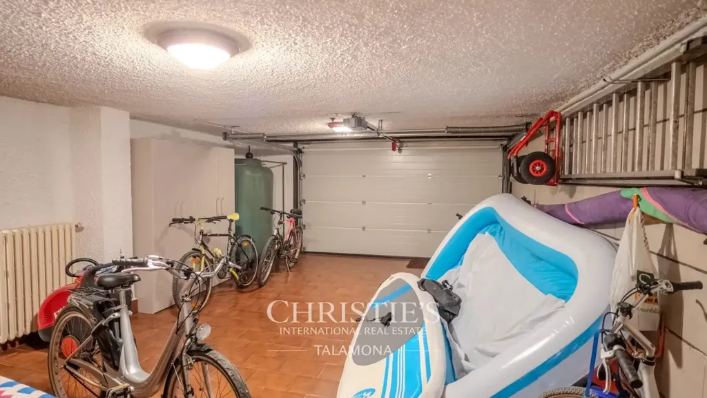 Garage - Lakefront Villa with Private Park in Ranco