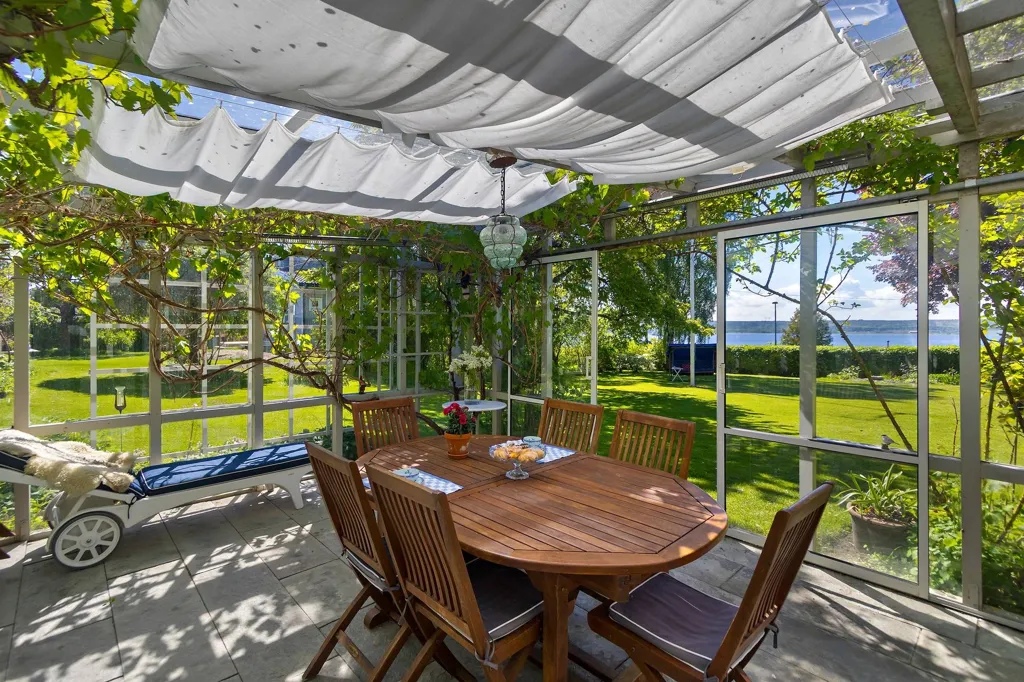 Terrace - Villa with Lake View in Stenhamra