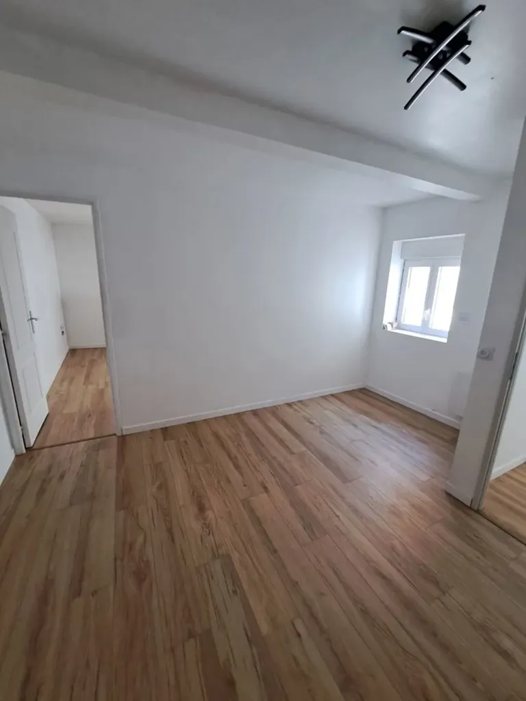 Pièces - Appartement Rénové avec Cour Privative à Harnes