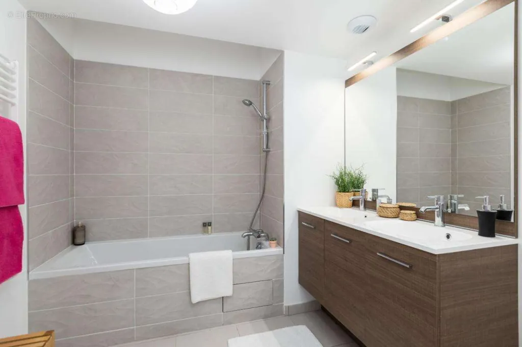 Salles de bain - Appartement 4 Pièces avec Balcon et Parking à Proximité des Commodités