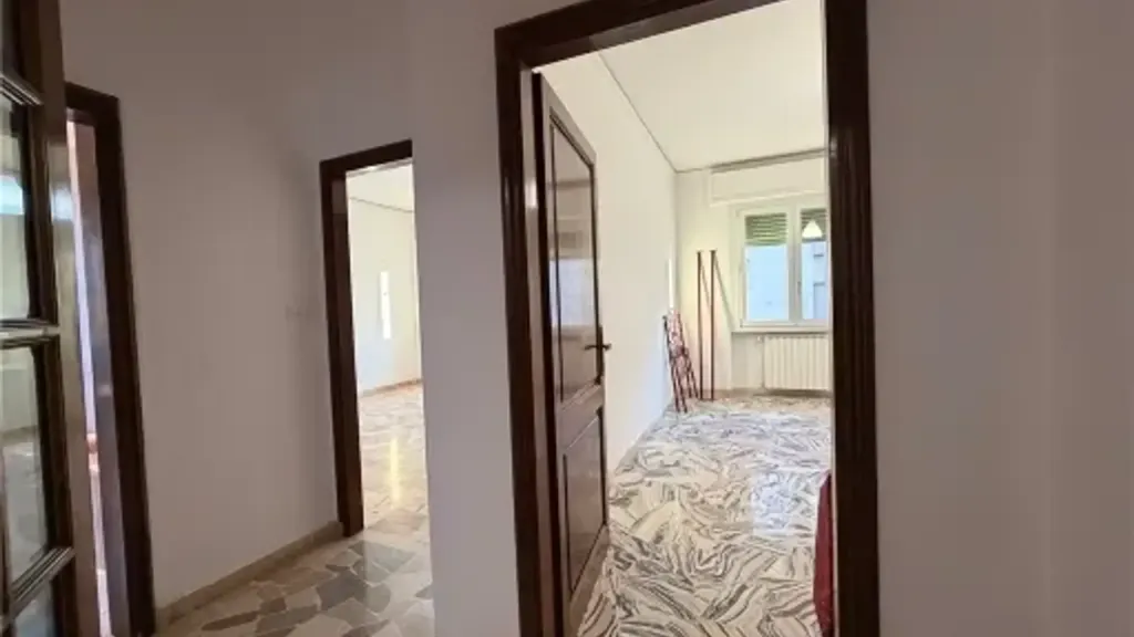 Esik - Partially Renovated Apartment with Balcony in Florence
