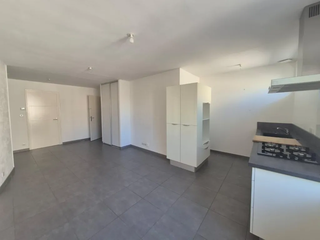 Cuisine - Appartement Rénové avec Balcon au Centre de Saint Marcellin