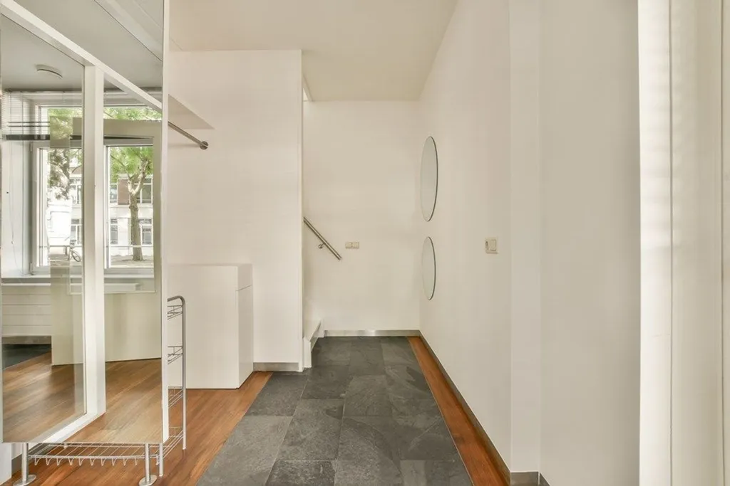 Esik - Semi-Detached House with Courtyard in Den Haag