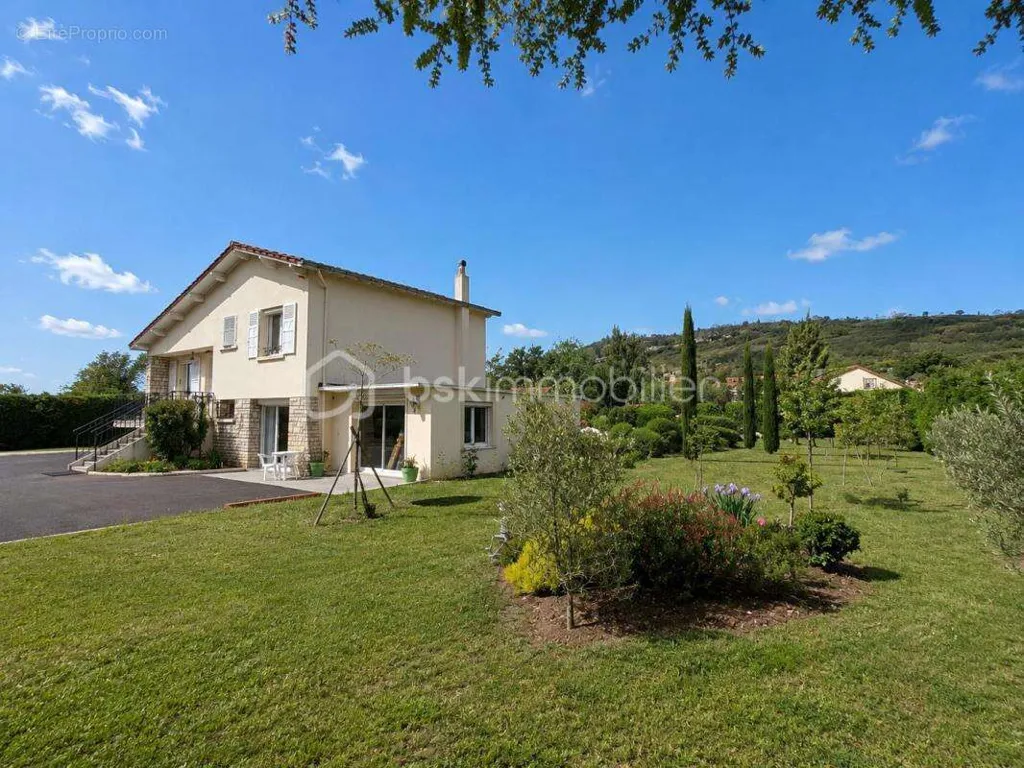 Extérieur - Maison Traditionnelle avec Piscine sur Parcelle Arborée à Proximité