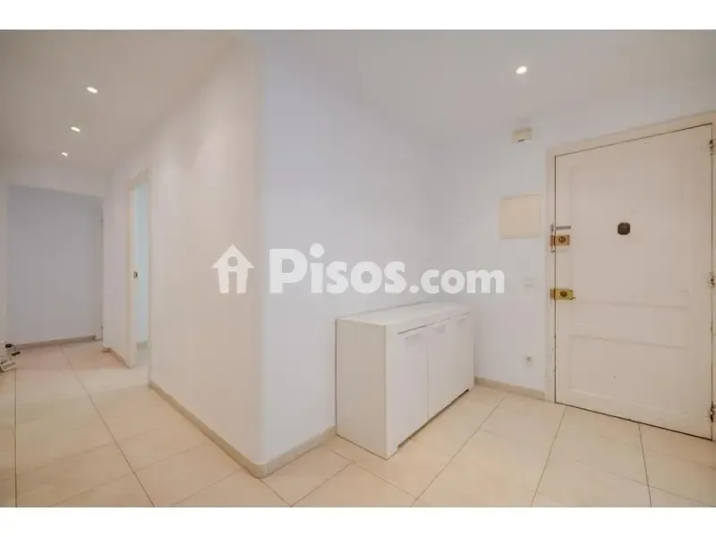 Esik - Spacious Apartment with Modern Kitchen in Girona