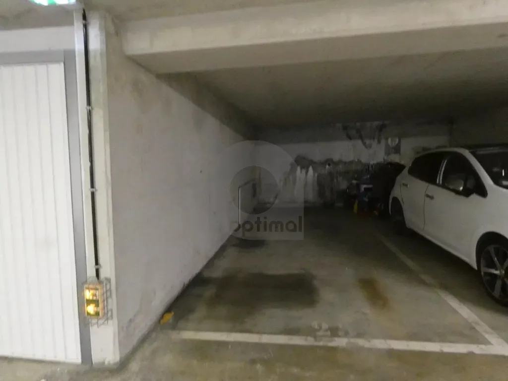 Garage - Appartement 2 Pièces en Étage Élevé à Menton