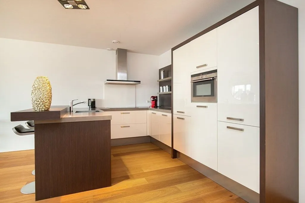 Köök - Modern 3-Room Apartment with City View in Rotterdam