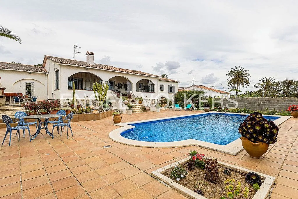Bassein - Single-Storey Chalet with Pool in El Parc de Cubelles