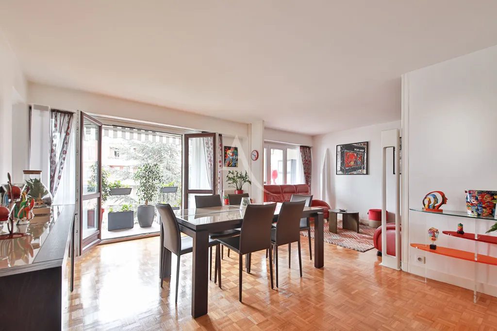 Sala da pranzo - Traversant Paris Flat with Balcony in 13ème