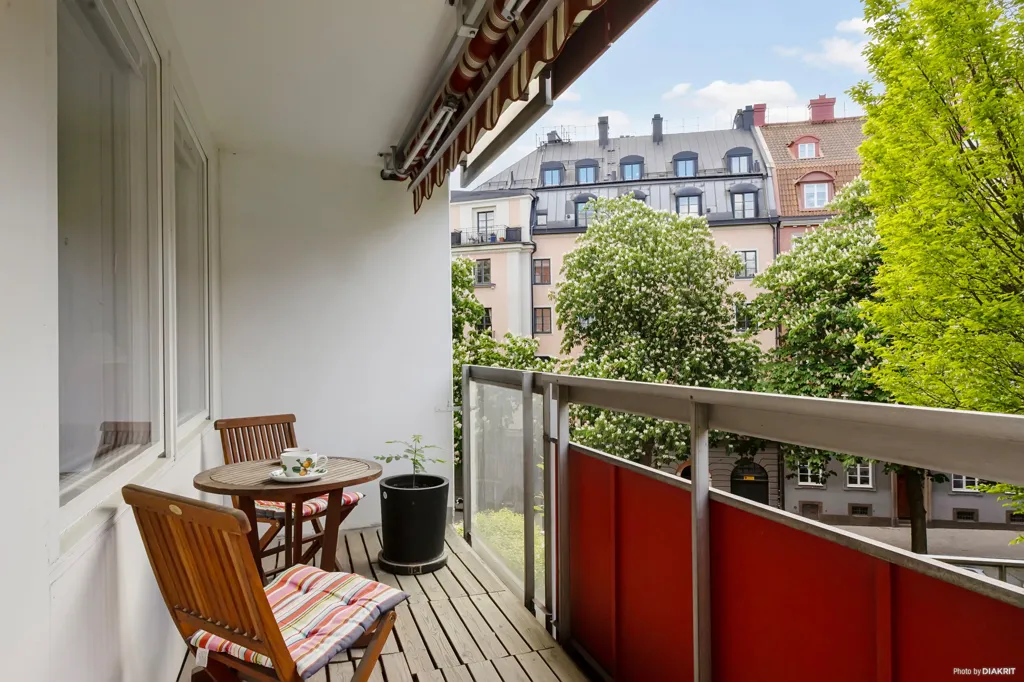 Rõdu - Corner Apartment with Sunny Balcony at Karlaplan