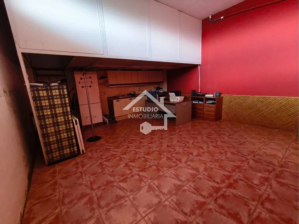 Garage - House with Terrace and Garage in Mendavia