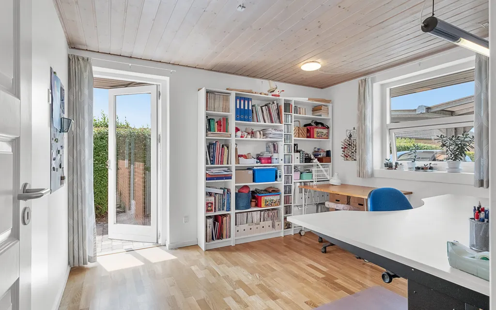 Kabinet - Spacious Villa with Garden in Skæring