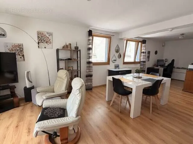 Séjour - Appartement avec balcon et garage à Pontarlier
