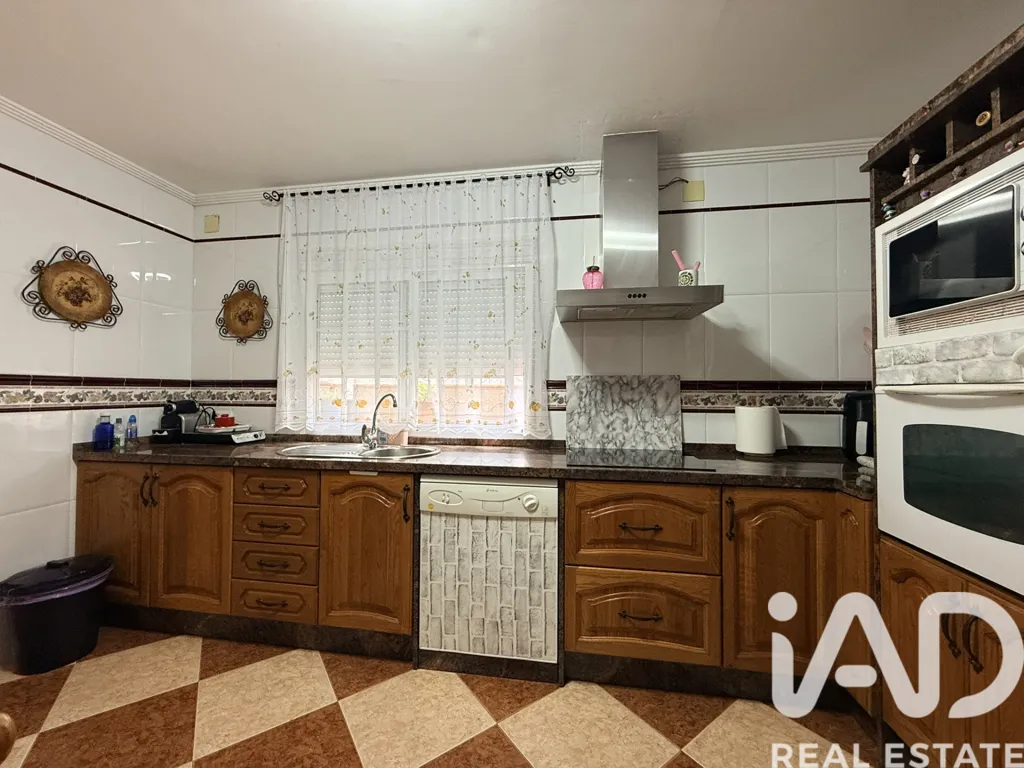 Cuisine - Spacious Adjoined House with Terrace in Isla Chica