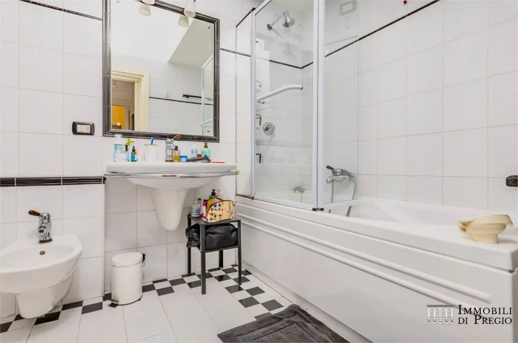 Salles de bain - Charming Trilocale with City View in Milan
