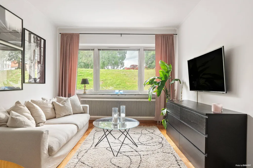 Living Room - Modern 2nd Floor Flat with Balcony in Central Location