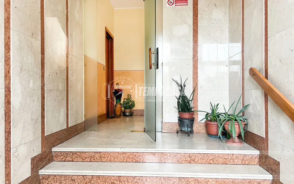 Esik - Three-Bedroom Flat with Panoramic View in Orbassano
