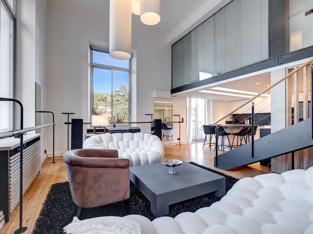 Séjour - Loft Rénové avec Vue sur l'Eau à Cannes Montfleury