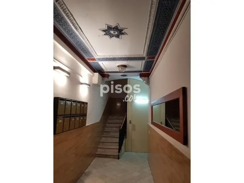 Esik - Flat with Wooden Beams in Central Barcelona
