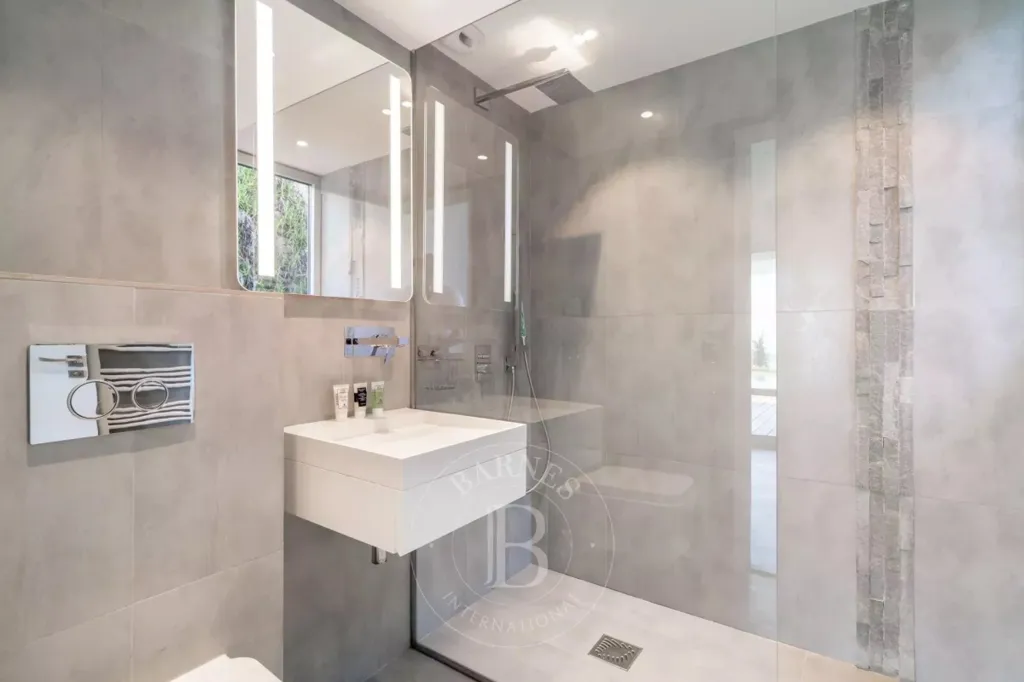Salles de bain - Villa Moderne Vue Panoramique à Super Cannes