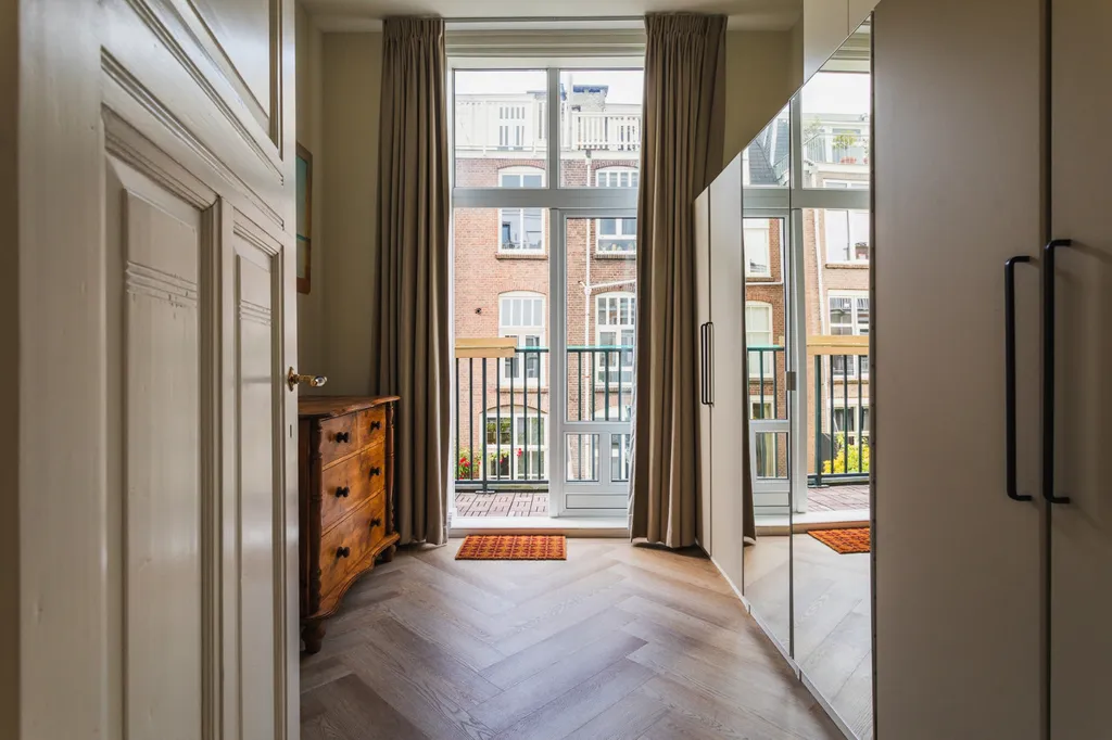 Esik - Renovated Upper-Floor Apartment in Duinoord