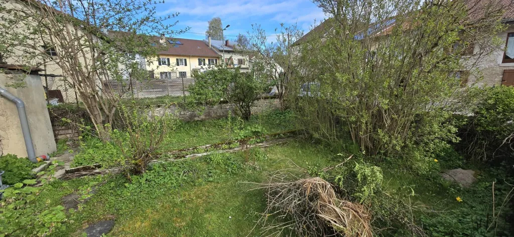 Jardin - Maison à Rénover avec Combles Aménageables dans un Village