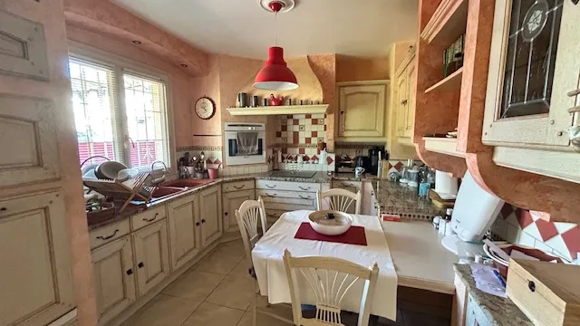 Cuisine - Villa avec Piscine et Jardin à Flacé